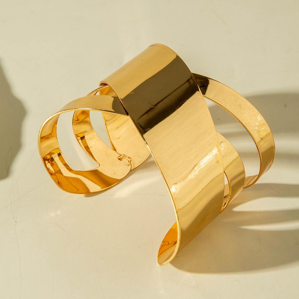 Hot-selling, exaggerated metal hollow pattern shape iron bracelet set, wire arm ring