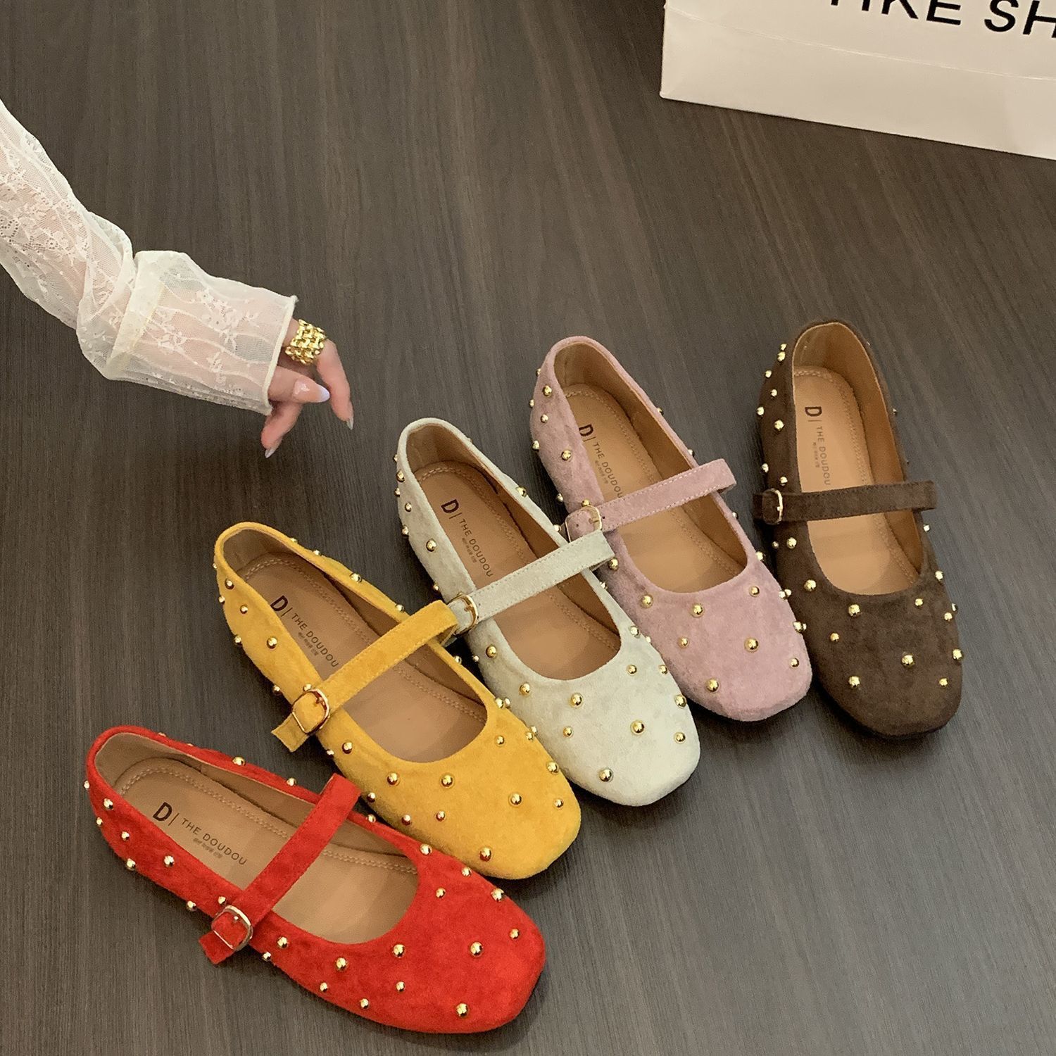 

Rivet round head shallow mouth single shoes women s 2025 new Korean version of French temperament ballet one word with flat Mary Jane shoes 40 розовый