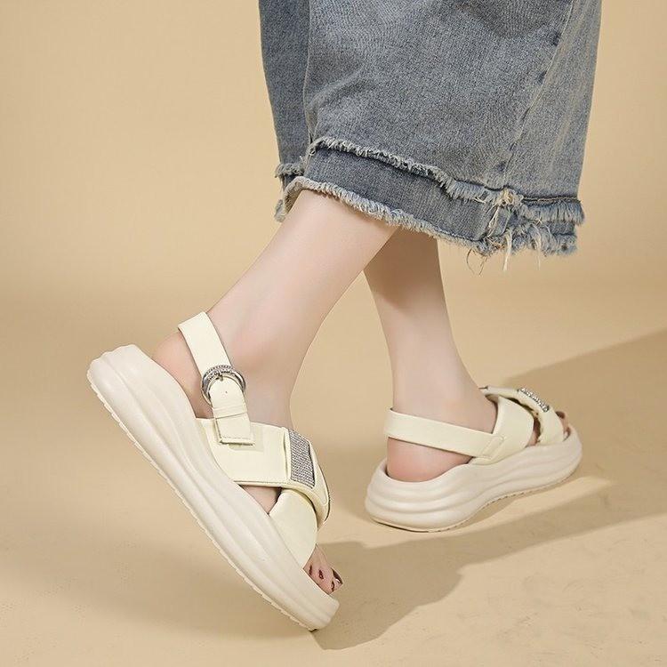 

Жіночі літні шльопанці на товстій підошві з стразами, новинка 2025 року, шльопанці на платформі, з м якою підошвою, пляжні сандалі 40