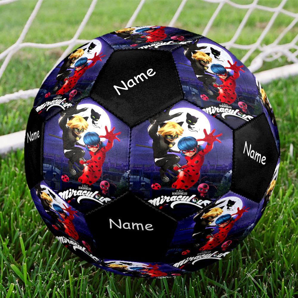Pallone da Calcio Personalizzato con Nome, Tema Miraculous: Le Avventure di Ladybug e Chat Noir, Taglia 5, Adatto sia per Partite Indoor che Outdoor, un Regalo Adatto a Tutti.