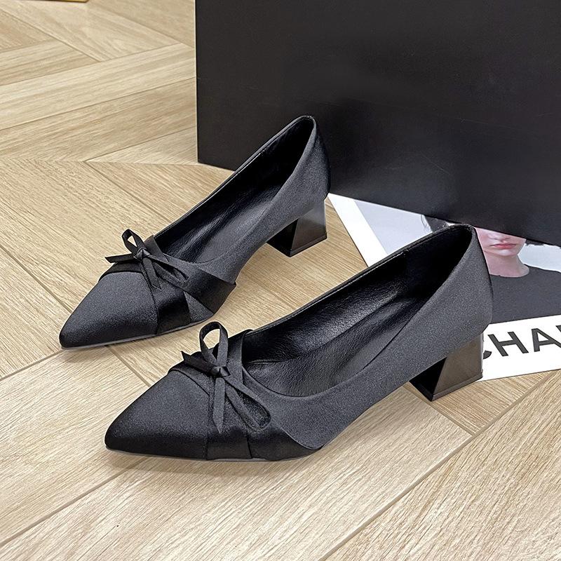 

Temperament satin pointed thick heel Doudou shoes new with skirt sweet bow light mouth single shoes 40 чёрный