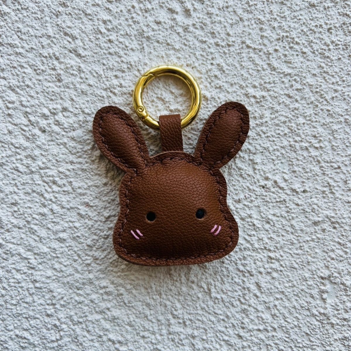 

Porte-clés décoratif en cuir véritable fait à la main avec petit lapin коричневый