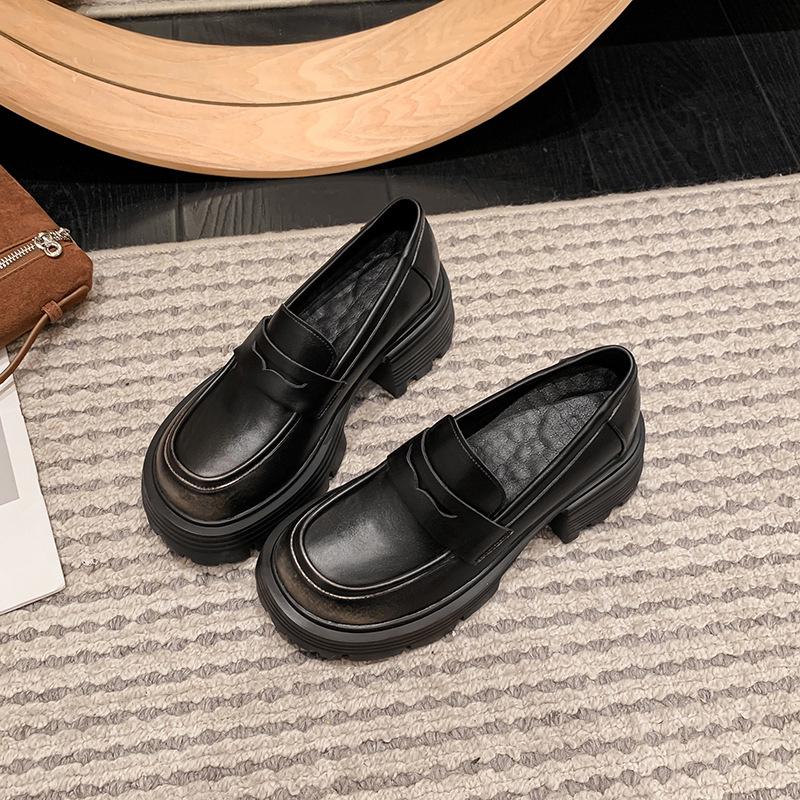 Damen Retro Leder Slipper im britischen Stil mit verstecktem Absatz, Trend Frühjahr 2025.