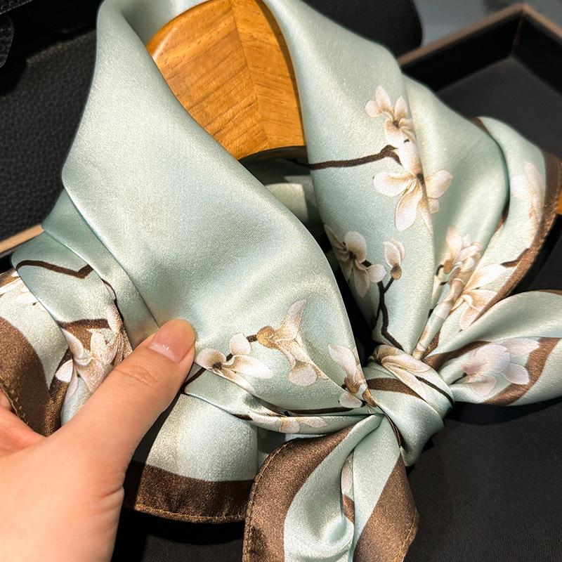 Foulard quadrato piccolo in seta 100% turchese, foulard primaverile e autunnale in seta di gelso, decorazione versatile, piccolo foulard da ufficio per proteggere la colonna cervicale