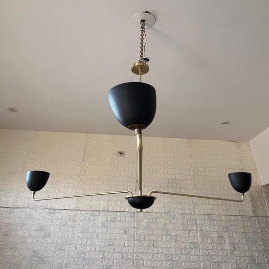 Mosazný lustr, moderní tříramenné stropní svítidlo, závěsné osvětlení inspirované polovinou století, stylová bytová dekorace