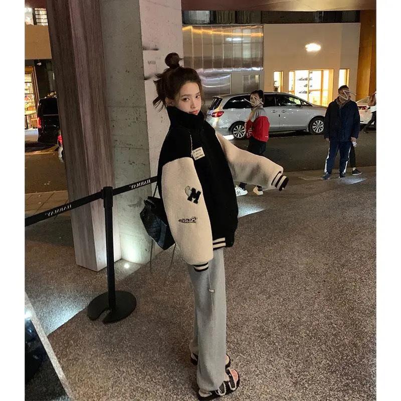 

Winter new lamb wool coat women s splicing contrasting color small loose student velvet thickened baseball jacket cotton-padded coat S чёрный