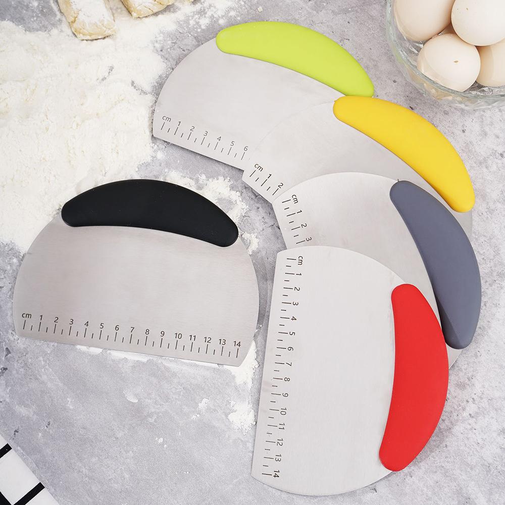1 Stück Mehrfarbiges Schneidemesser aus Edelstahl mit Skala Mehlteig-Schneidemesser Silikongriff Schneidemesser Backwerkzeuge