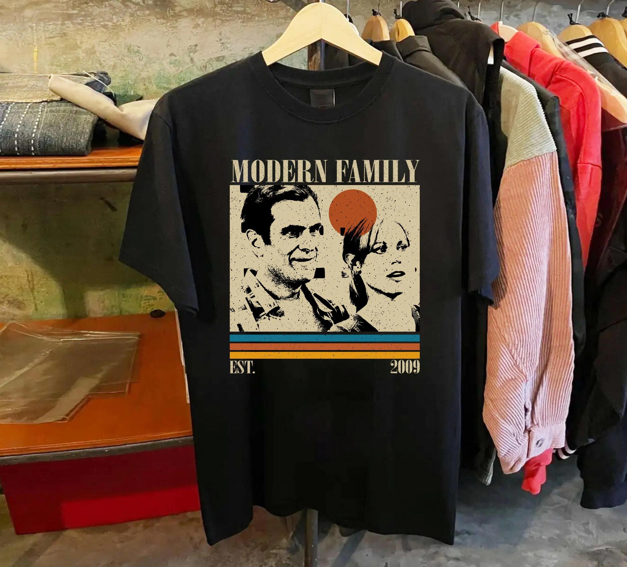 

Modern Family Shirt Retro TV Show Tshirt Printed Pattern Tshirt Gift for Fans Unisexs and Womens Tshirt S