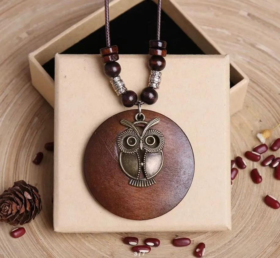 Dřevěný řetízek na vintage svetr