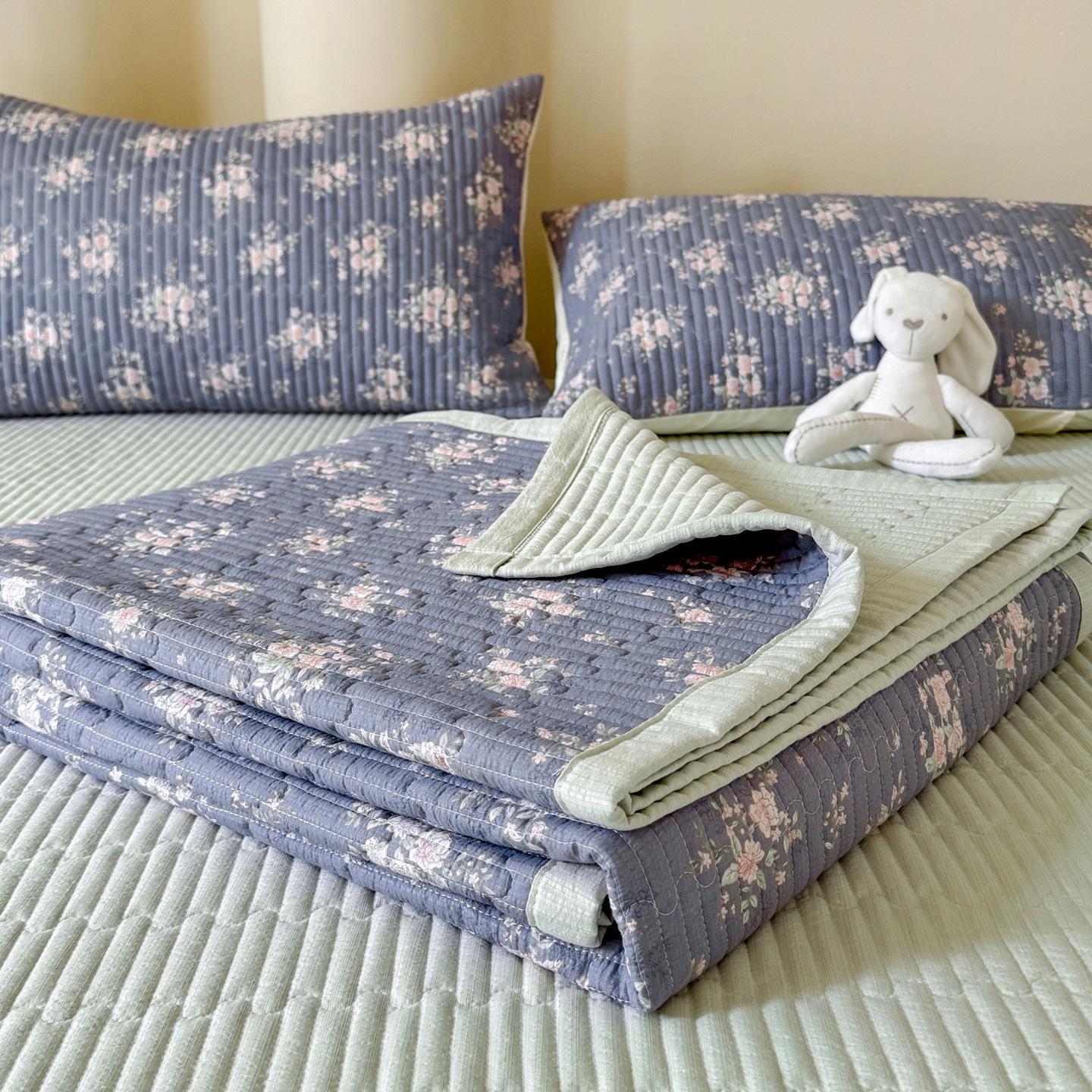 

Class A Double Layer Quilted Bedspread Set: Non-Slip, Four Seasons, Three-Piece Tatami Set Matching Pillowcase