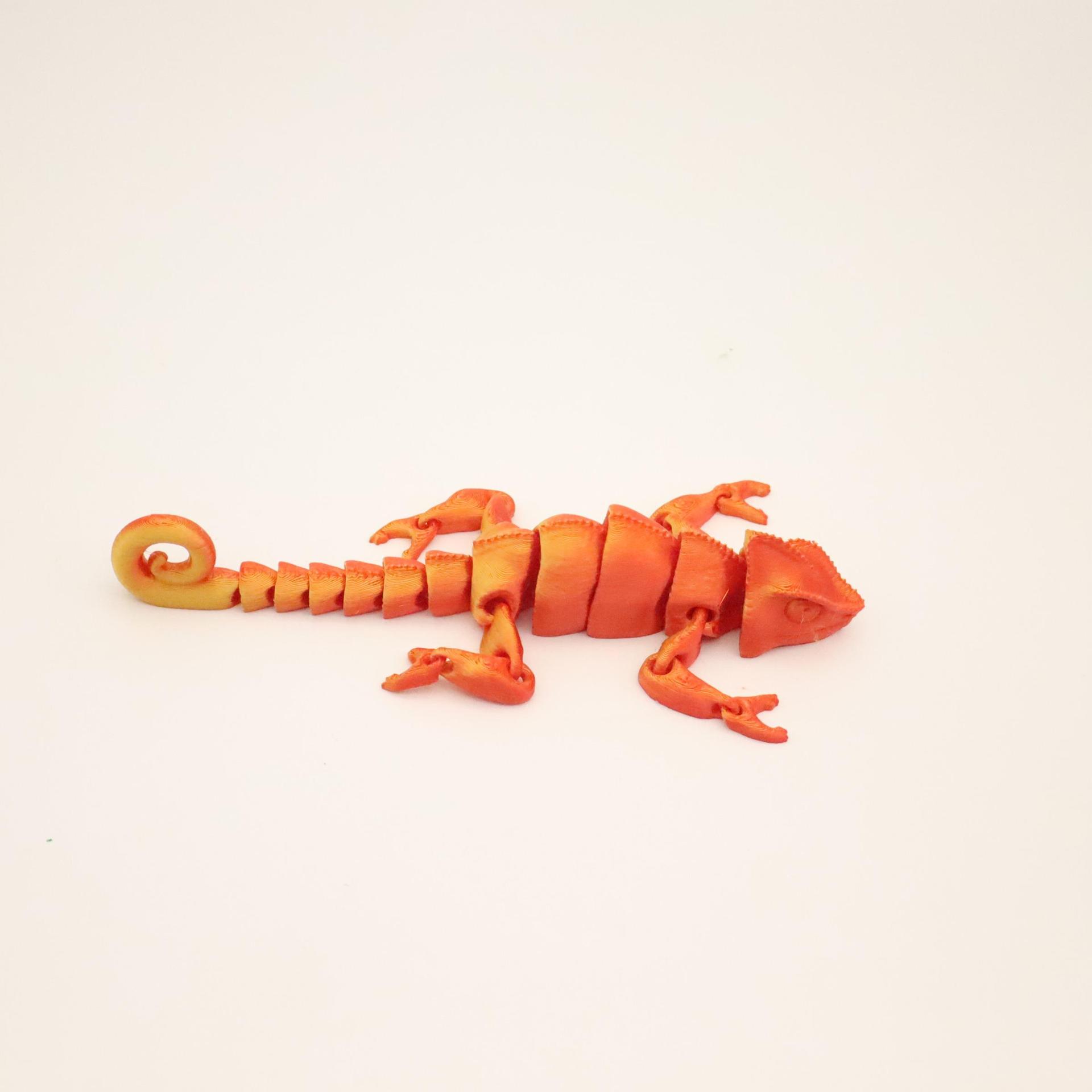 Многоцветная статуя хамелеона, напечатанная на 3D-принтере, с подвижными суставами