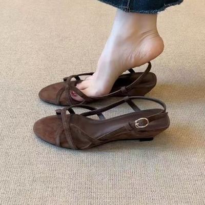 Nová vintage řada s designovým smyslem pro ploché sandály, žabky s otevřenou špičkou, ležérní dovolenkové plážové boty, lehké jednotlivé boty, luxusní sandály