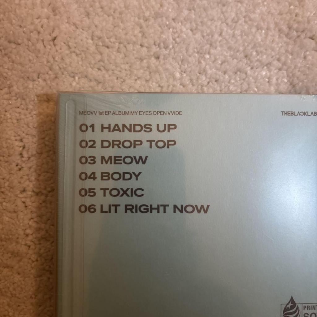 [USED] MEOVV[MY EYES OPEN VVIDE] x 2 (with trading card sticker)