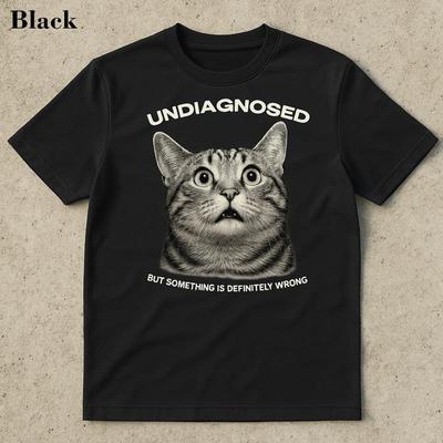Undiagnostizierte Katze mit Bewegungs-Meme T-Shirt Verfluchte Katze Lustiges Meme Ironisches Katze-Liebhaber-Geschenk Seltsam Spezifisch Enthemmtes Shirt Herrenbekleidung