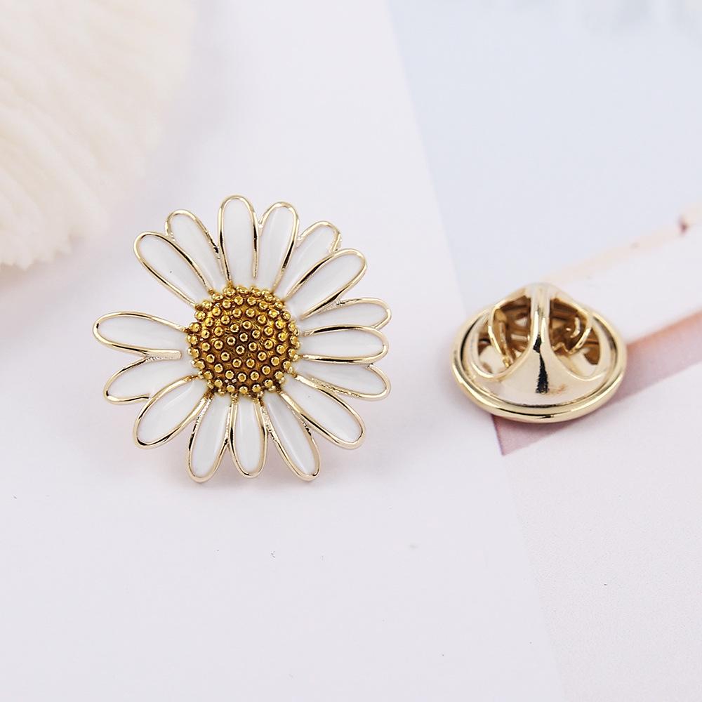 Drip Oil Small Daisy Brooch - Women's Anti-Exposure Corsage Pin Buckle, High-End Clothing Accessory.