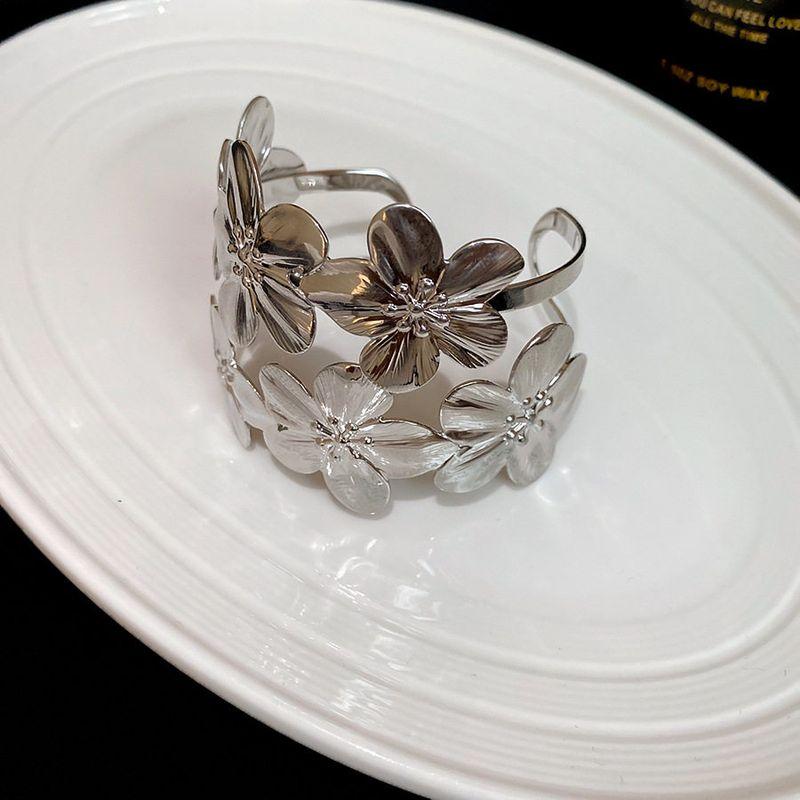 European and American Exaggerated Metal Flower Bracelets, Fashionable and Trendy Arm Rings, Simple and Luxurious High-End Jewelry with a Unique Design