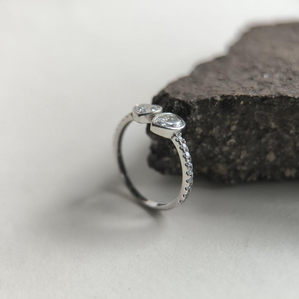 Серебряное кольцо с фианитами, вес изделия 1,38 гр (2209645)