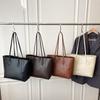 Versatile commuter tote bag women's spring new trendy largecapacity simple and fashionable shoulder armpit bag