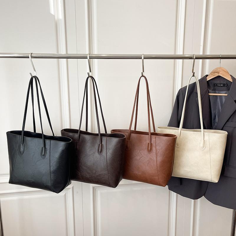 Versatile commuter tote bag women's spring new trendy largecapacity simple and fashionable shoulder armpit bag