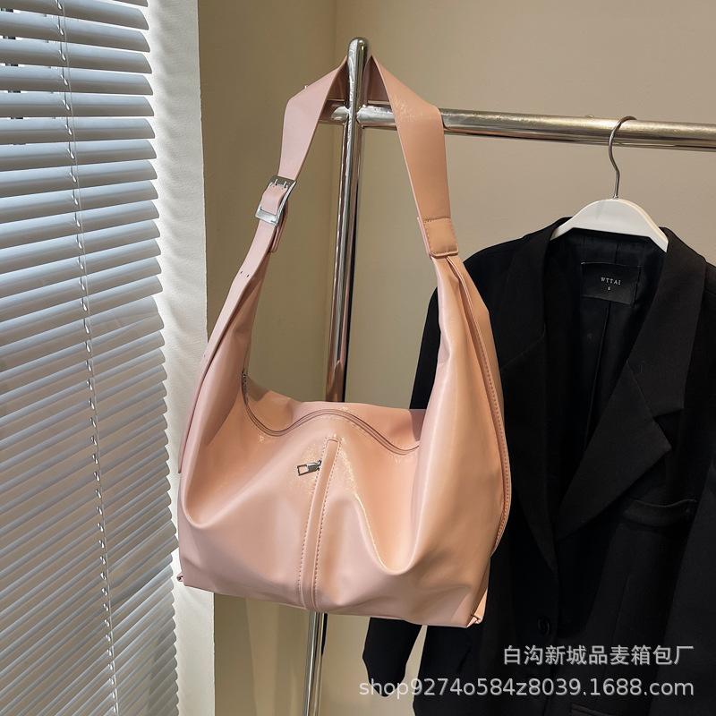 

Large-capacity commuter bag women s new niche design shoulder messenger bag is popular this year, textured dumpling bag is fashionable