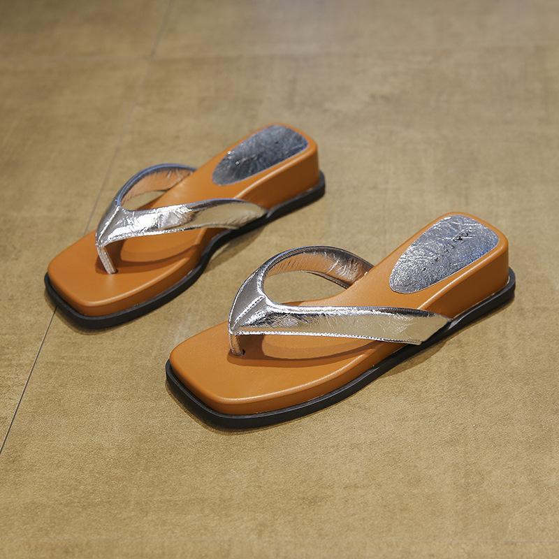 

Шлепанцы на толстой подошве и танкетке женские 2025 новые с перемычкой между пальцев крутые шлепанцы женские летние французские пляжные сандалии 40 серебряный