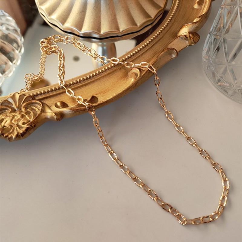 Moda Europeo-Americana Collana a Strati con Catena Piatta a Maglia Serpente a Tre Strati per Donna - Catena Clavicola con Croce in Metallo