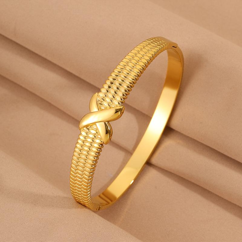 Stainless steel for girls, high-end sense, fashionable and simple design, cross-knotted for girlfriends