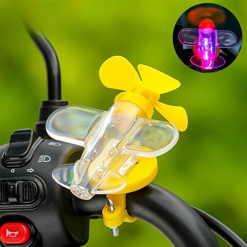 1 Stück Elektrofahrzeug Dekoration Leuchtendes Kleines Flugzeug Fahrrad LED Laternen Neu Kreativ Auto Umgebungslicht Dekoration Ornament