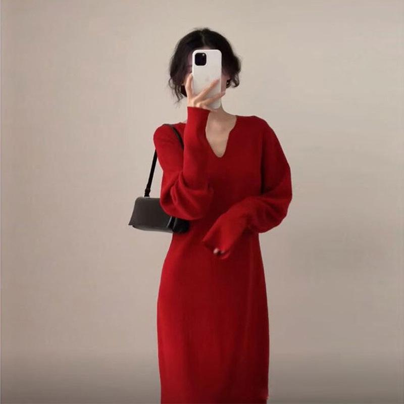 Damen High-End Strickkleid mit V-Ausschnitt und figurschmeichelndem Midilängen-Design für Herbst/Winter.