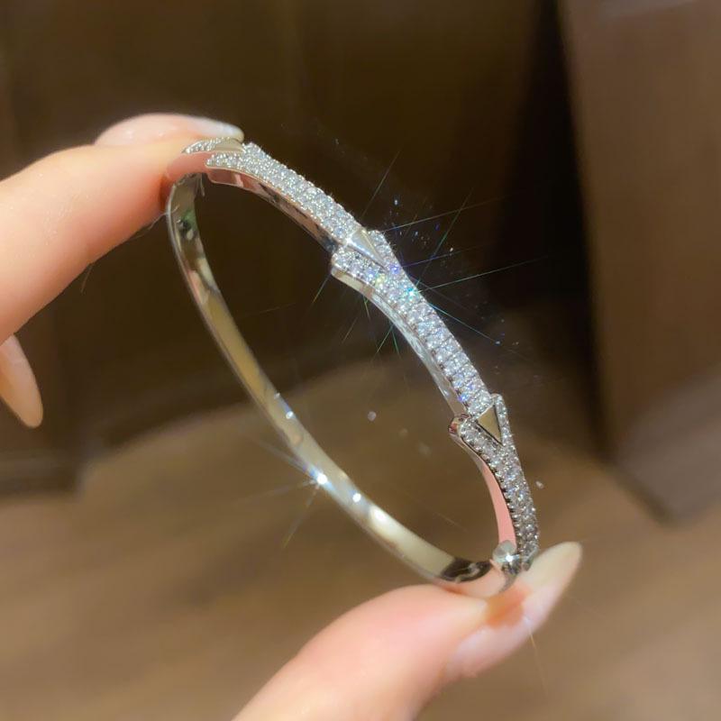Trendy Geometric Clasp Bracelet with Japanese and Korean Cubic Zirconia - Retro Cool Style, Light Luxury Hand Chain Jewelry.