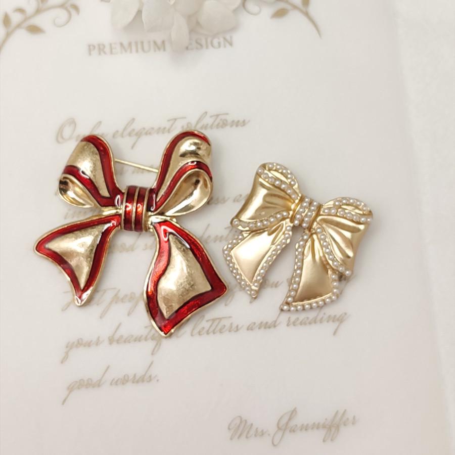 

Three-Dimensional Textured Bow Brooch with Rope Weave and Pearl Accent