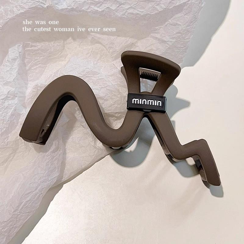 Large French Retro Claw Hair Clip for Elegant Women's Hairstyles.