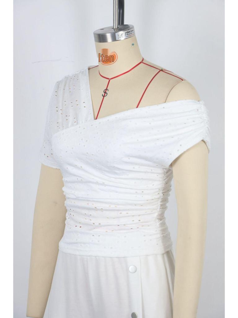 European One-Shoulder Polka Dot Slim T-Shirt with Slanted Neck and Hollow Design