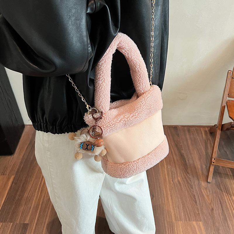 

Mao Mao small bag 2025 autumn and winter new fashion women s chain messenger bag furry portable bucket bag 17*14*17 розовый