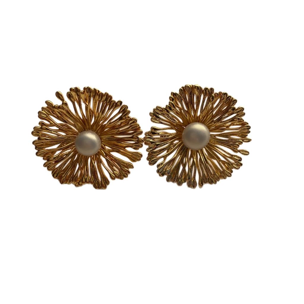 French Metal Flower Pearl Stud Earrings, High-End Light Luxury, Personalized Temperament, Niche Three-Dimensional Design Earrings