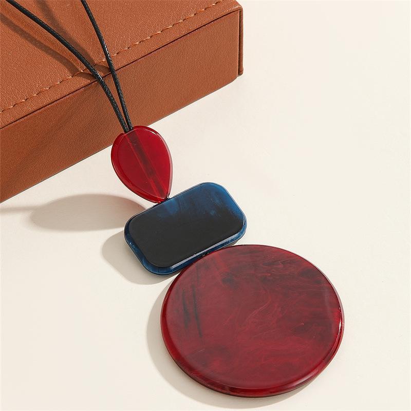 Simple Geometric Resin Rendered Leather Rope Necklace, Autumn-winter Retro High-end Sweater Chain, Fashionable and Trendy Accessory.