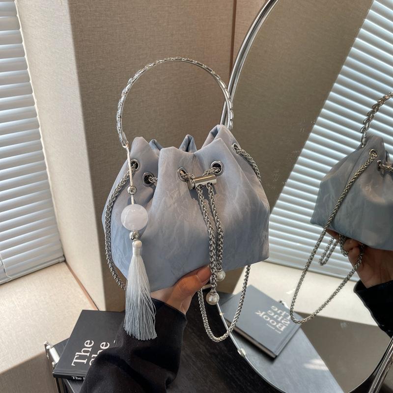 Modische Umhängetasche für Mädchen, multifunktional, mit Kette, Umhängetasche, Eimertasche, bequeme Handtasche, Quastendekoration, PU-Material