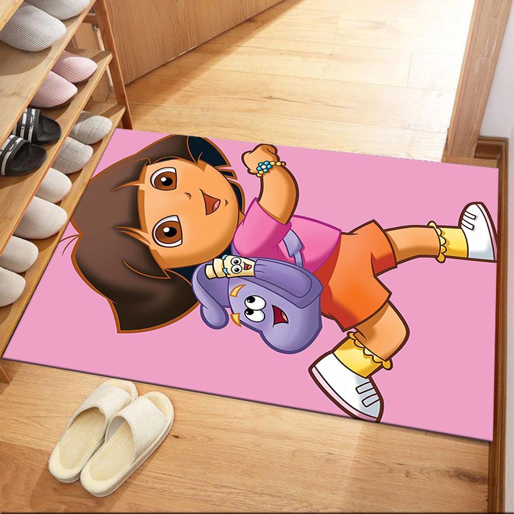 I tappeti quadrati Dora And Boots Adventure sono un'ottima scelta per soggiorni, camere da letto, decorazioni per la casa e come regali.
