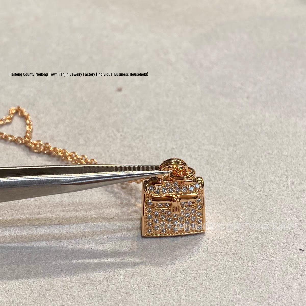 

Женское ожерелье-подвеска в виде сумки Kelly из 18-каратного розового золота с бриллиантами