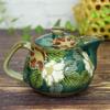Waza no Kura Stilvolle Teekanne aus Kutani-Ware mit grünem Kamelien-Design und Teesieb. Hergestellt in Japan. Ein hochwertiges Keramikgeschirr und perfekt als ein
