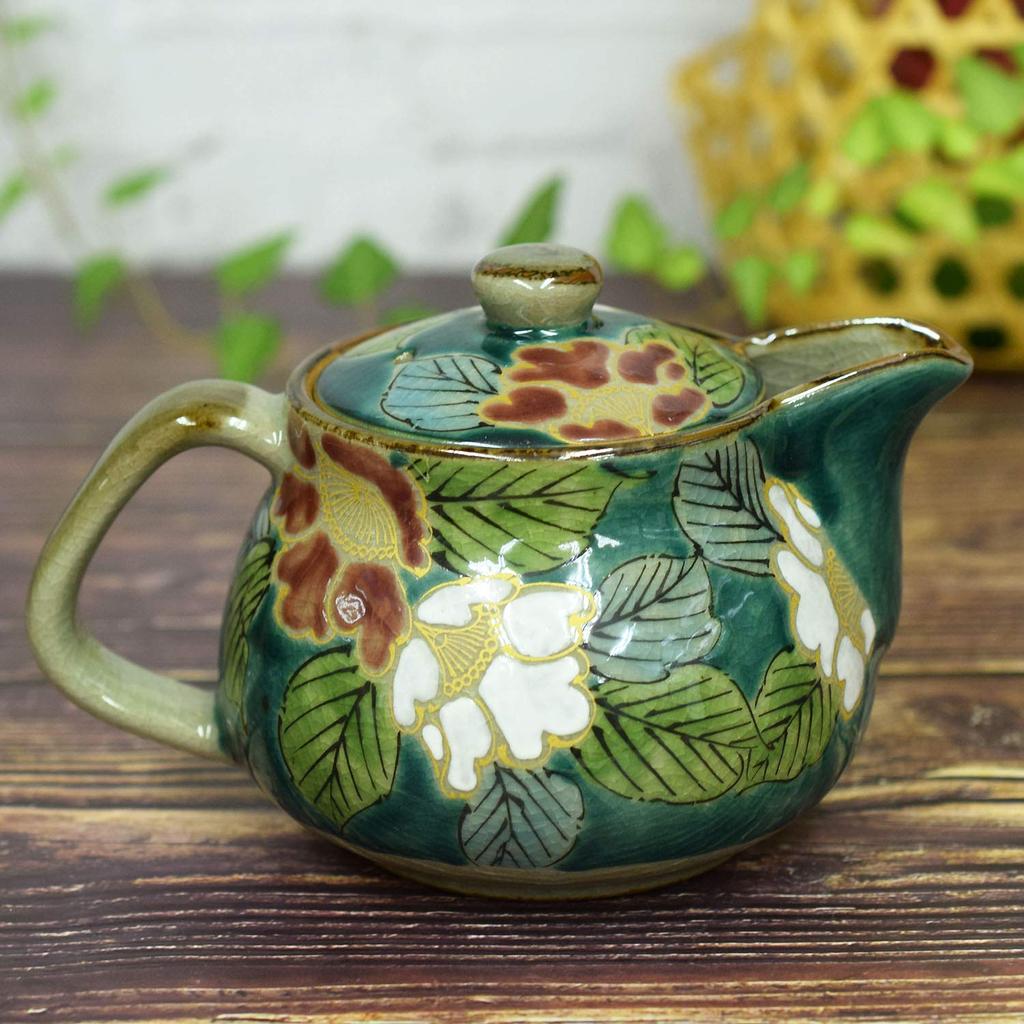 Waza no Kura Stilvolle Teekanne aus Kutani-Ware mit grünem Kamelien-Design und Teesieb. Hergestellt in Japan. Ein hochwertiges Keramikgeschirr und perfekt als ein