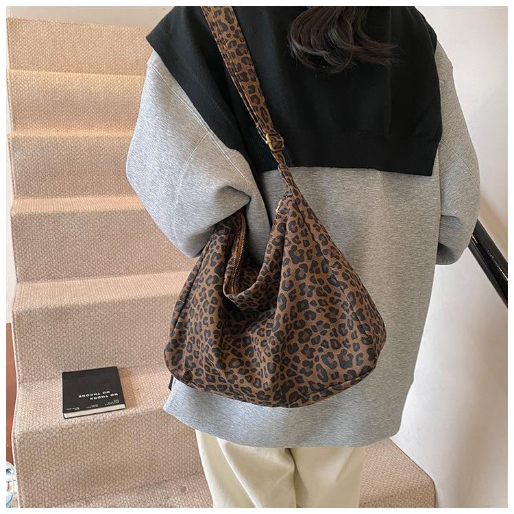 

Fashi 2026 Canvans Leopard Women s Shoulder Bag Large Capacity Trendy Soft Female Retro Crossbody Bag for Commute Outings кофейный
