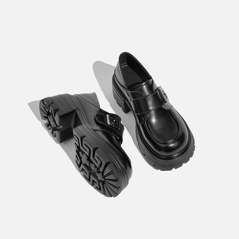 

Thick-soled women wear two on one foot, small leather shoes with muffin soles, and small height-increasing single shoes. 40 чорний