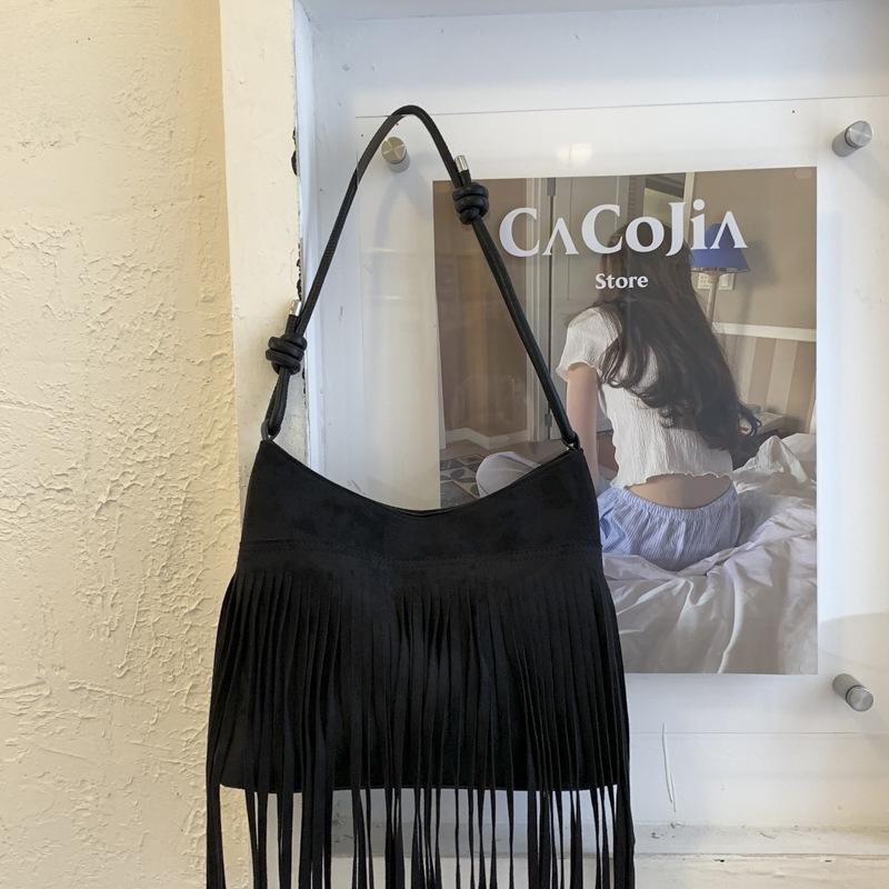 

Корейская версия нишевая простая матовая сумка 2025 осень новая женская сумка богемная ретро сумка-мессенджер сумка с бахромой чёрный