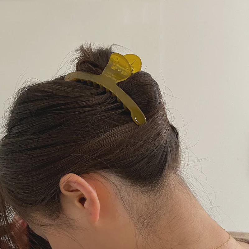 Épingle à cheveux coréenne en forme d'avocat:  Pince Requin Transparente Minimaliste pour un Look Chic