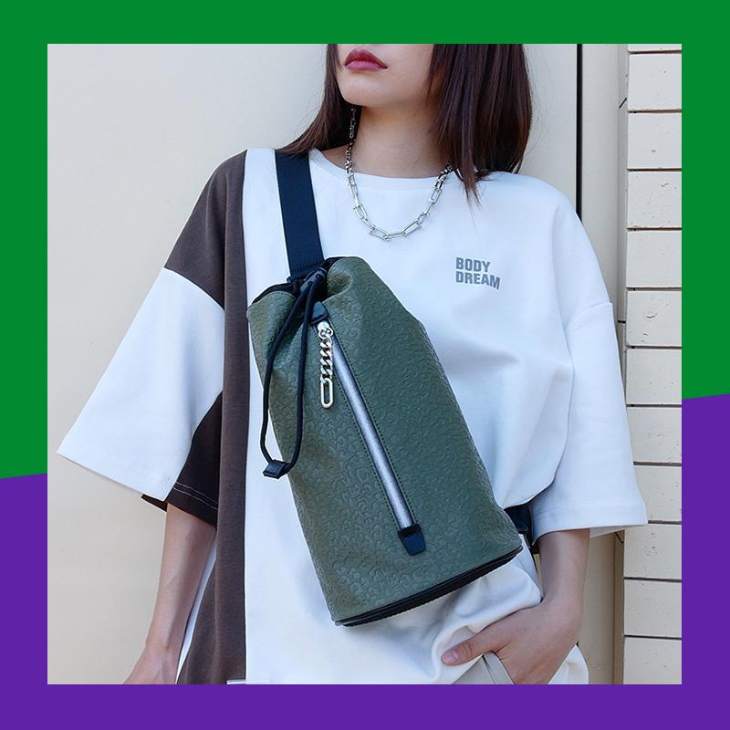 Erkek Kadın Kova çantası Trendy Baskılı Geometrik Silindirik Şekilli Çapraz Çanta 14.1 inç PU Deri Gümüş Leopar / Naylon Siyah Yılan Derisi