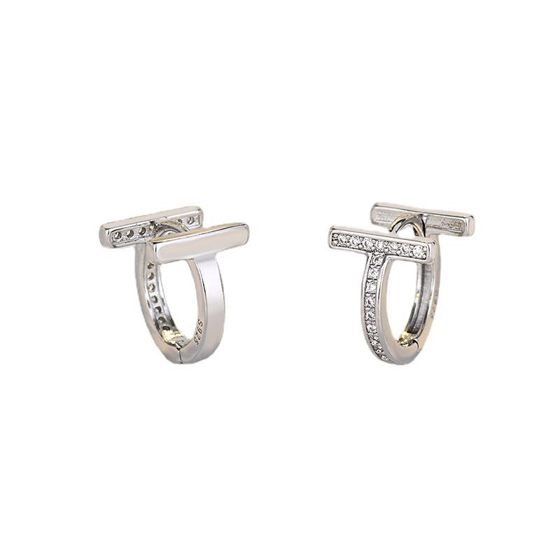 Modne kolczyki sztyfty z podwójnym T i pełnym diamentem, złote, luksusowe, z literą wykonaną techniką czystego igłowania