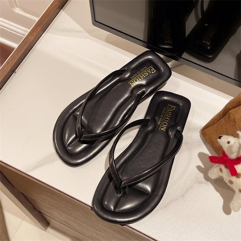 Silver flip-flops for women's summer wear 2025 new ins trendy versatile soft bottom flat bottom non-slip beach sandals