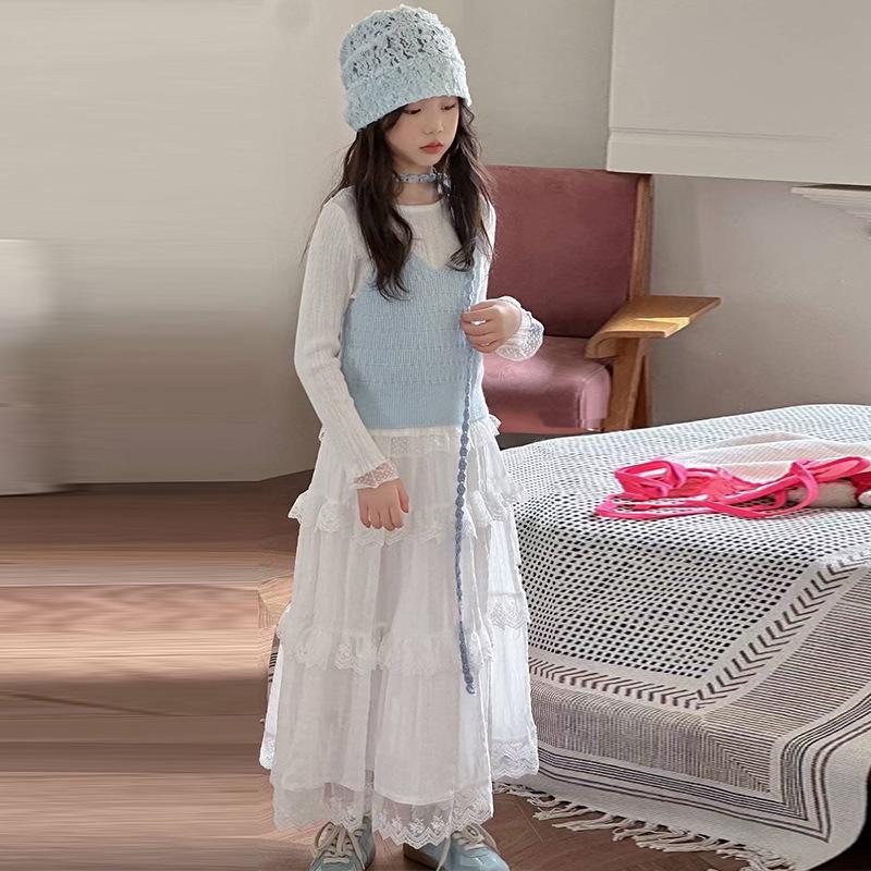 Dívčí módní třídílná sada na podzim 2025: Krajková sukně, svetr a tílko