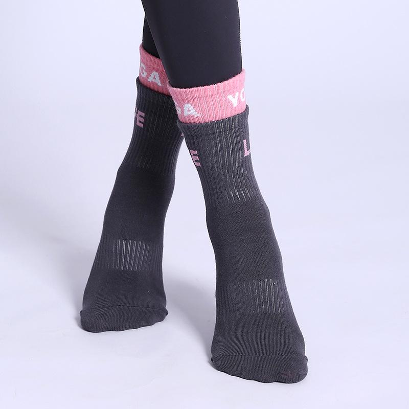 

«Новое поступление носков для йоги и спорта с нескользящей отделкой в горошек для женщин — носки для фитнеса и бега на весну/лето» One Size темно-серого